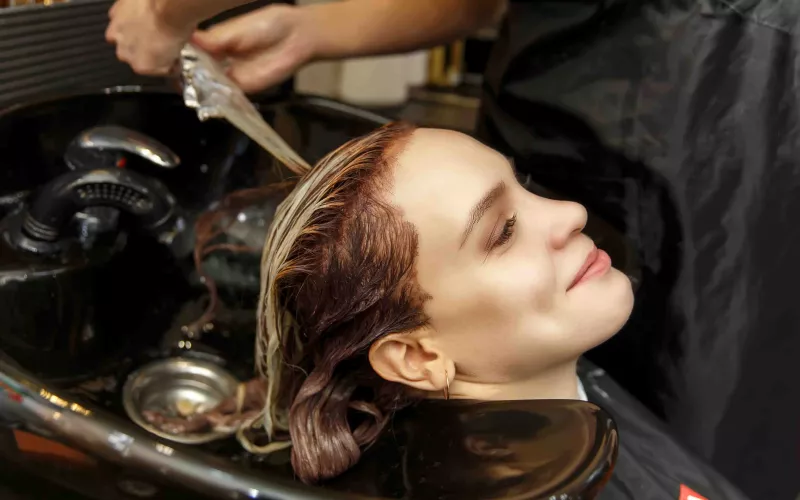 ¿Qué es el baño de color y cómo se aplica?
