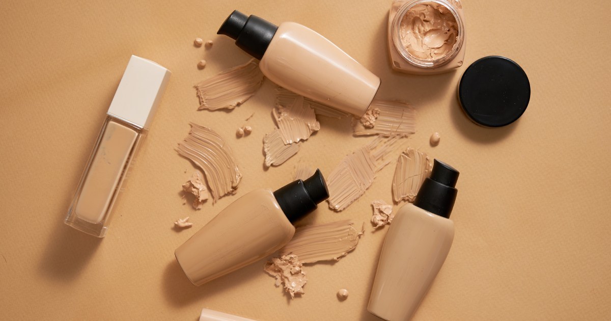 Botellas de base de maquillaje y muestras sobre fondo beige