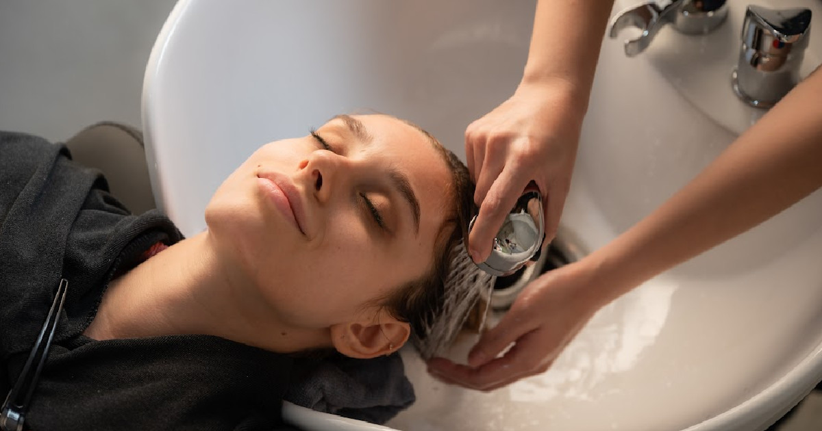 Lavado de cabello. Preparación para un tratamiento posterior.