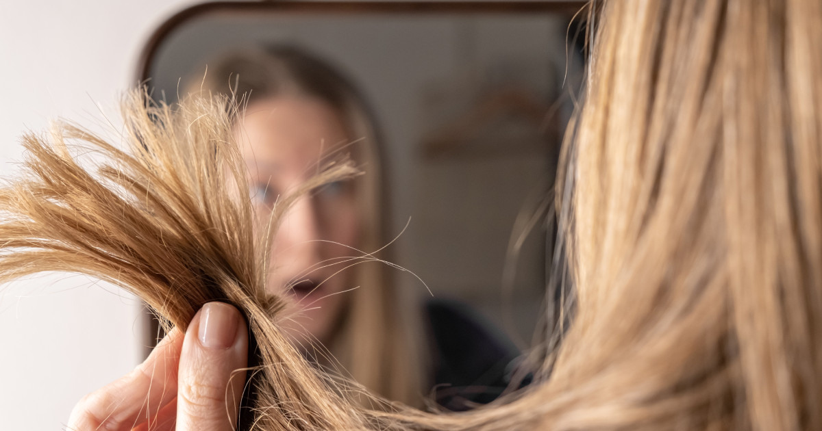 Mujer desesperada porque su cabello está maltratado y requiere un tratamiento de cabello