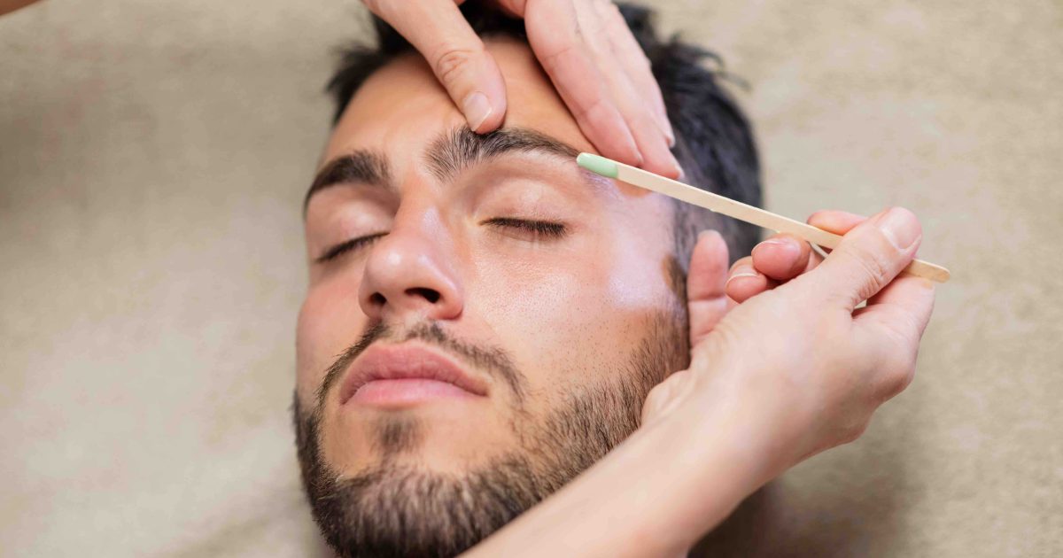 Depilarse las cejas hombre sale