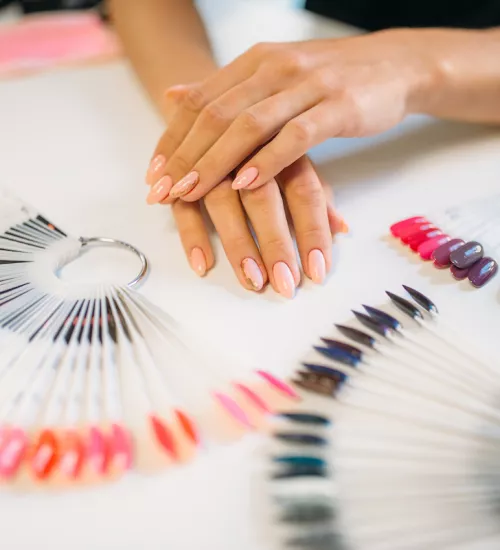 Diseños modernos de uñas acrílicas en tendencia