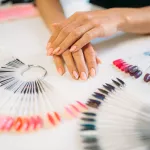 Diseños modernos de uñas acrílicas en tendencia