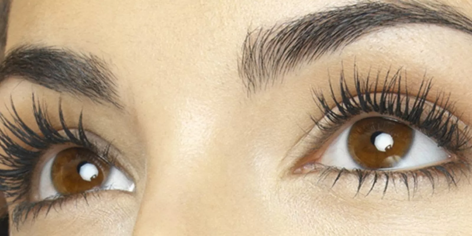 Rizado de Pestañas vs. Extensiones: ¿Cuál es la mejor opción?