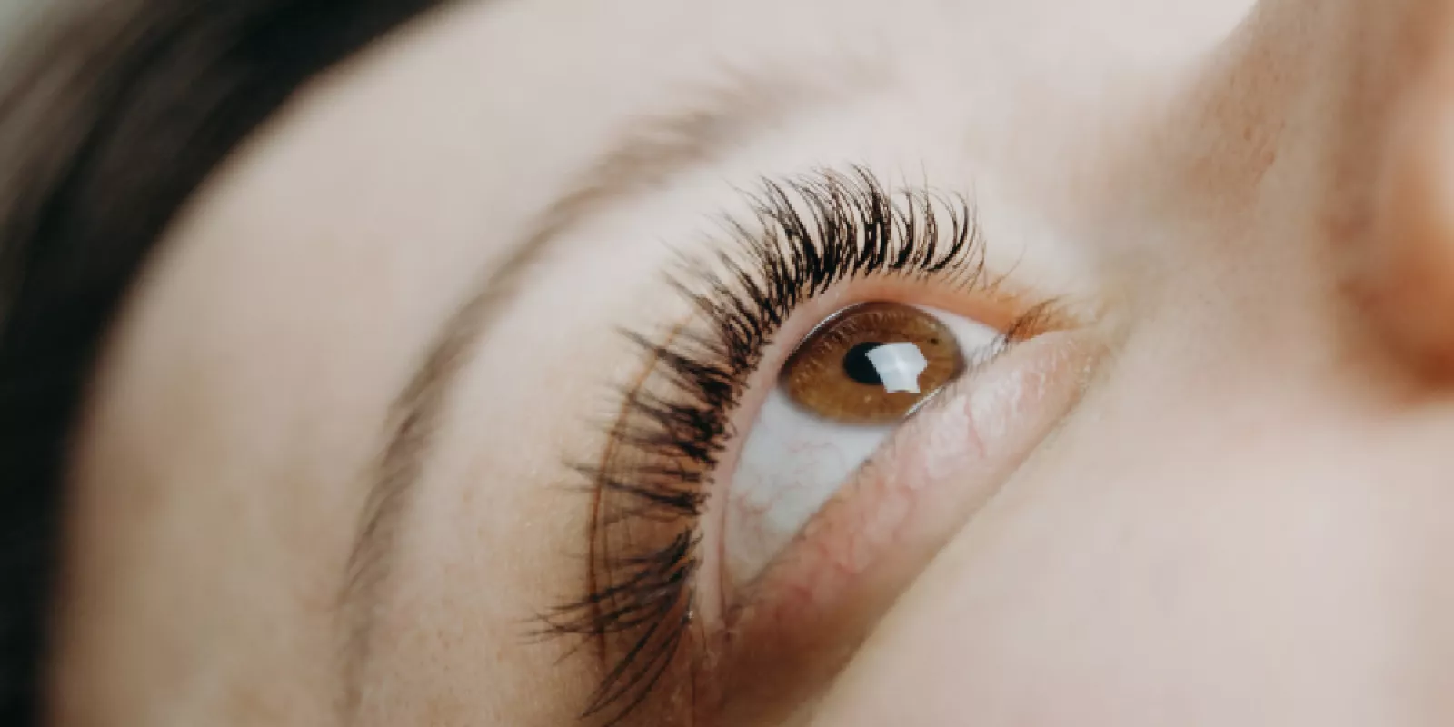 Lifting de Pestañas: Realza tu Mirada sin Extensiones