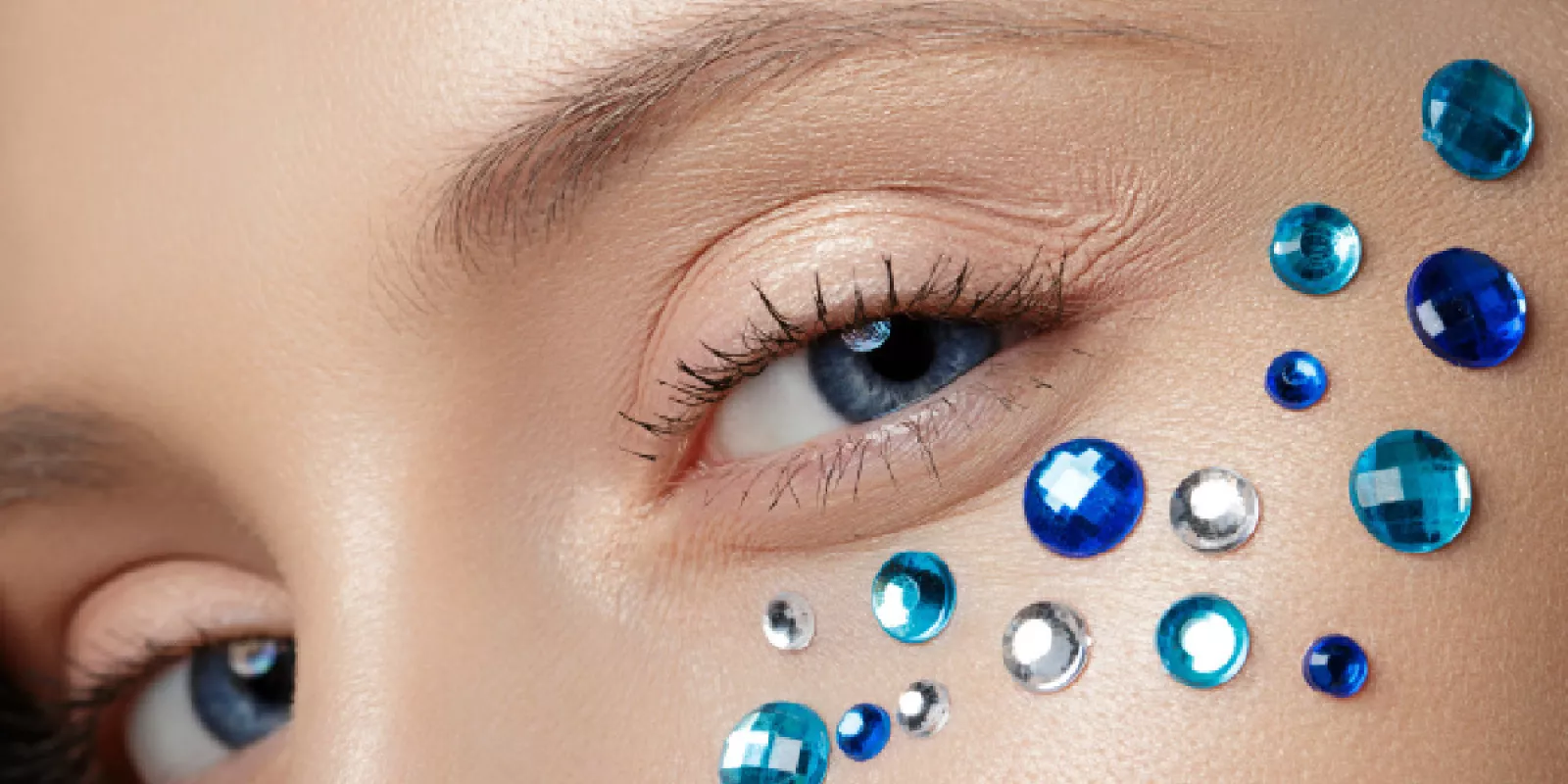 Maquillaje con Piedras: Ideas para un Look Glamoroso y Atrevido