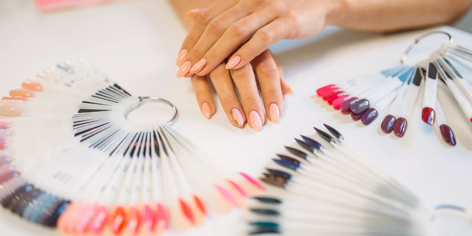 Diseños modernos de uñas acrílicas en tendencia