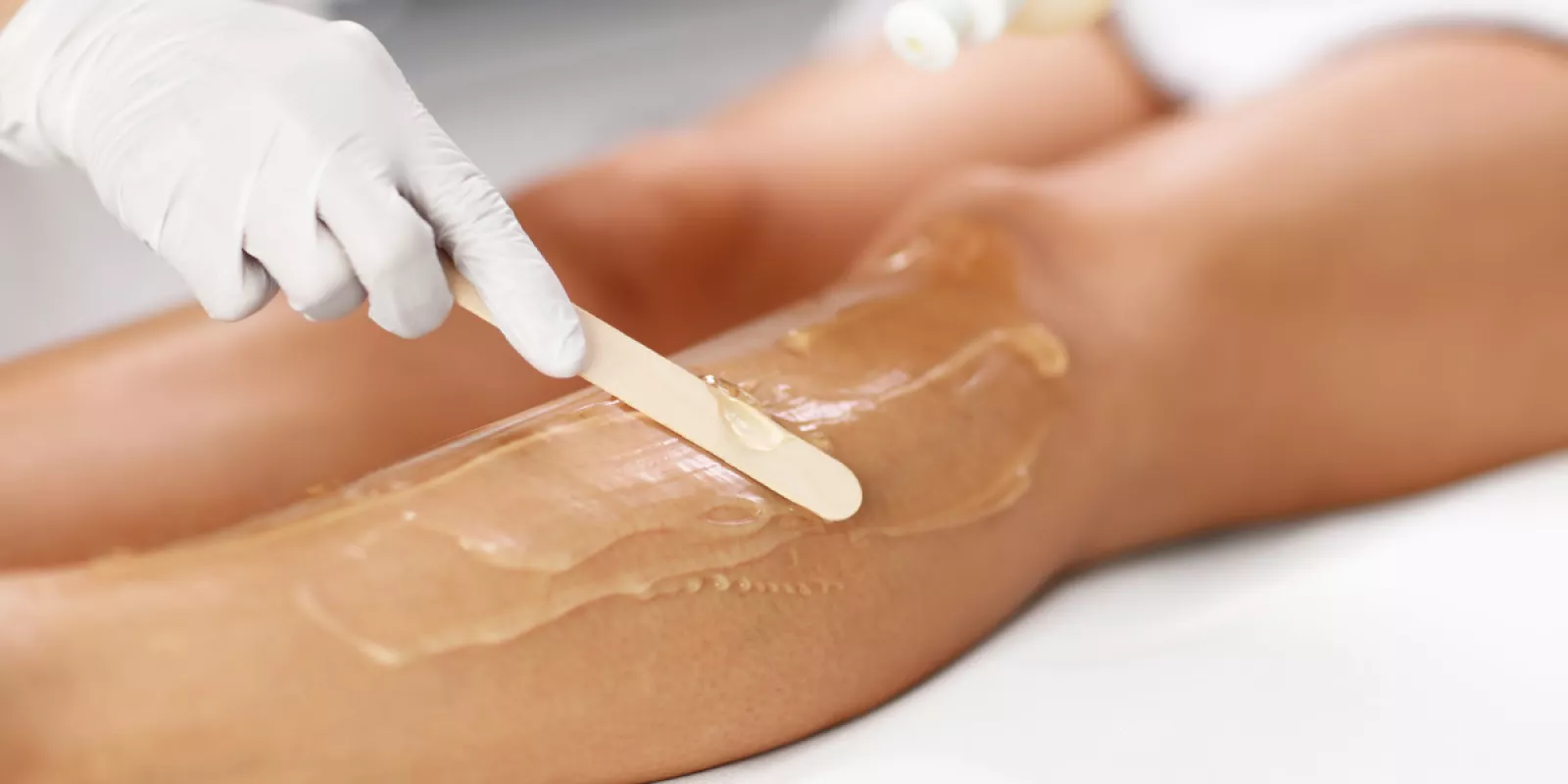 Depilación con cera vs crema depilatoria: ¿cuál es la mejor opción?