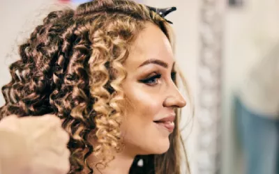 Permacología: El Arte de Rizar el Cabello Liso con Estilo
